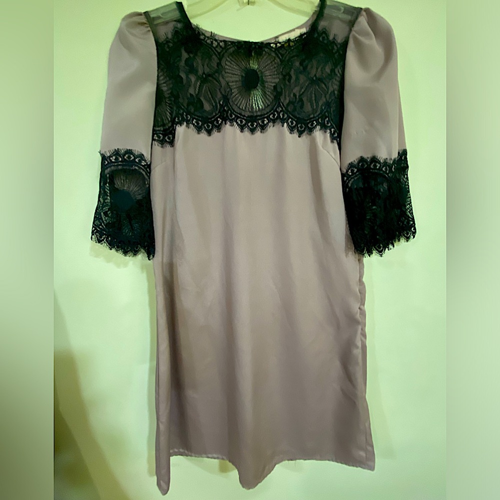✨ARK & CO✨Tan Dress w/ Black Lace Detail✨Size Medium✨